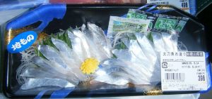20080614Aコープひだか・購入商品・太刀魚光っている